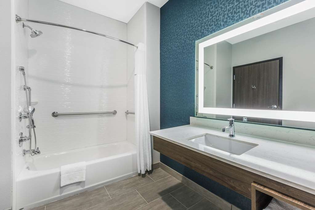 La Quinta Inn & Suites by Wyndham Galveston West Seawall - photo 13