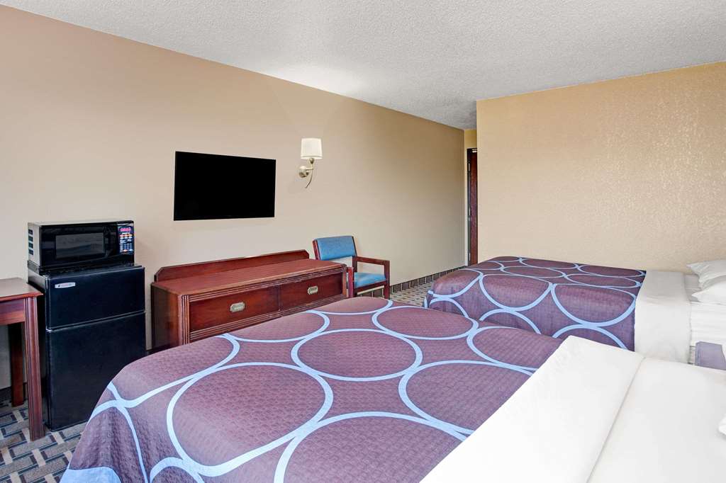 Super 8 by Wyndham Roseville Detroit Area - photo 16
