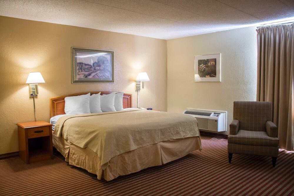 Econo Lodge Wickliffe Cleveland East - photo 31
