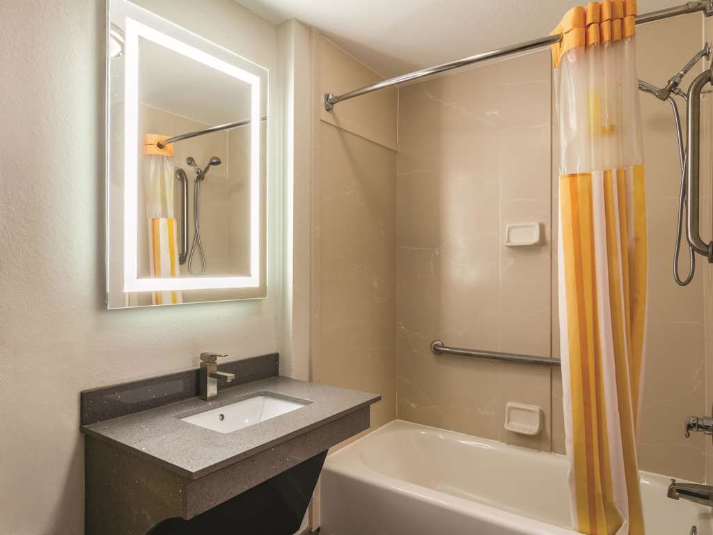La Quinta Inn & Suites by Wyndham Prattville - photo 23