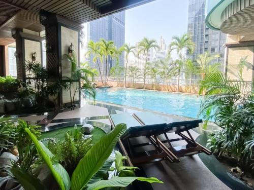 Luxury Modern 2BR 145 sqm BTS Asok Ultra Fast WiFi