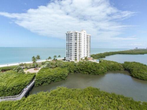 Deluxe Beachfront Condo Located in Prestigious Resort with Pool and Hot Tub by RedAwning — hotel in Naples