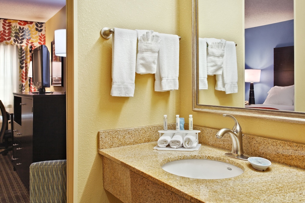 Holiday Inn Express Fort Campbell Oak Grove by IHG - photo 13