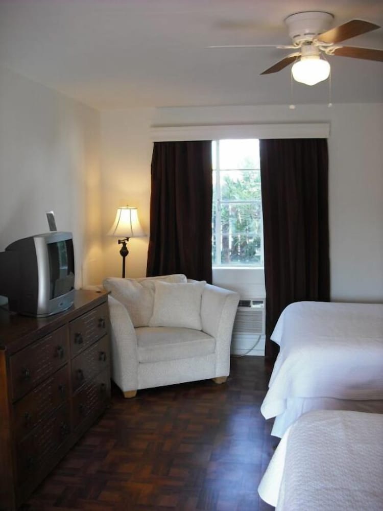 La Siesta Motel - photo 12