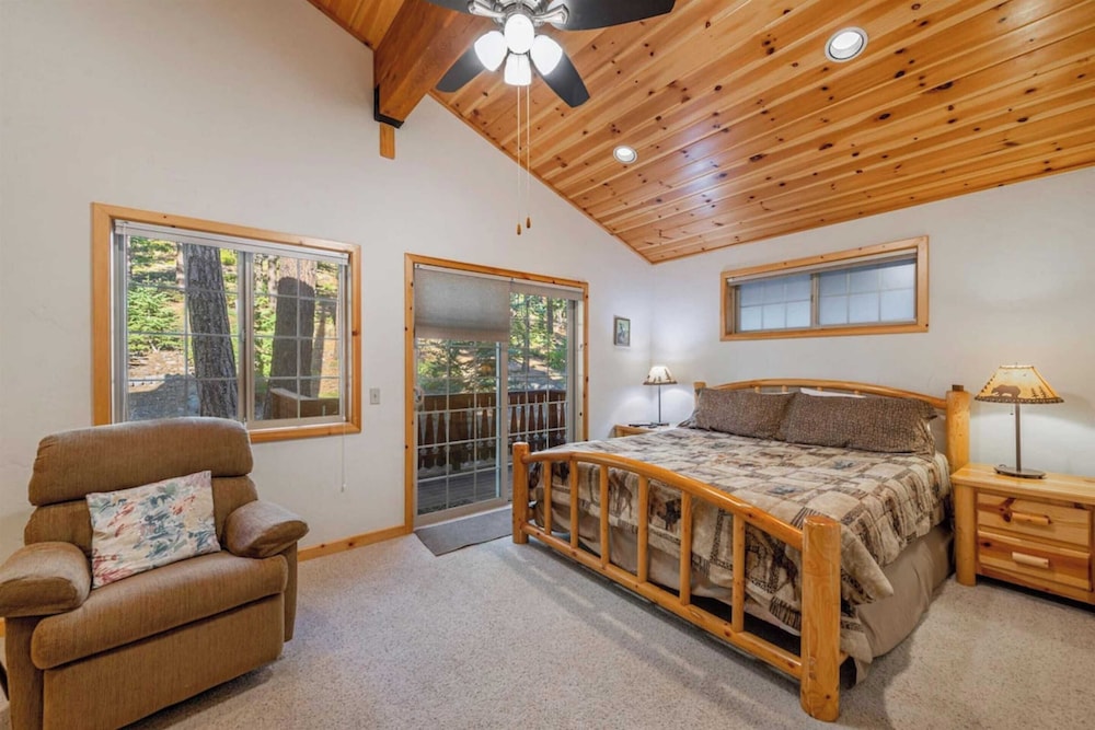 Wolf's Lair by Avantstay Swiss Chalet w Private Hot Tub & Access to Northstar Resort Community - photo 11