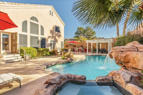 Henderson Hacienda 5br free heated pool spa 15 min to Strip in Henderson, United States