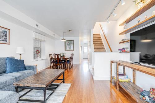 Peaceful & spacious family home near Carytown fully fenced — 4-Star Luxury Hotel in Richmond, United States