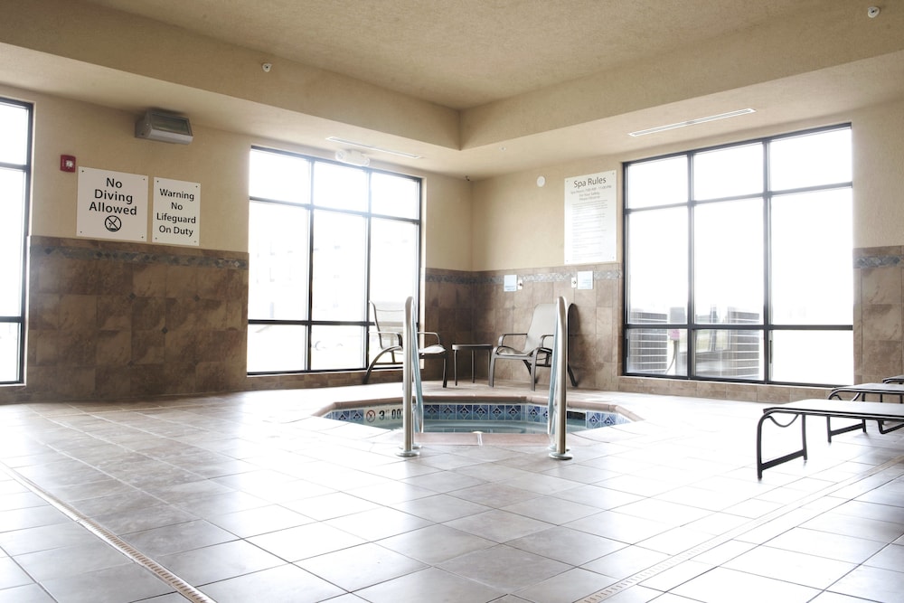 Holiday Inn Express and Suites Urbandale by IHG - photo 15