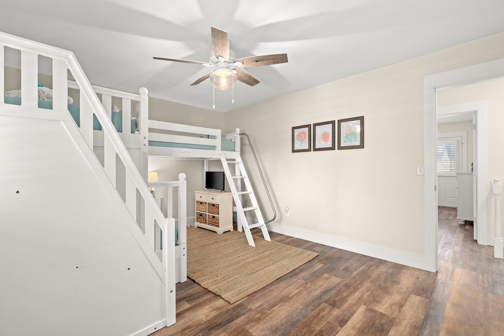 Newly Renovated 140 Feet To White Sandy Beaches Pool Grill - photo 2