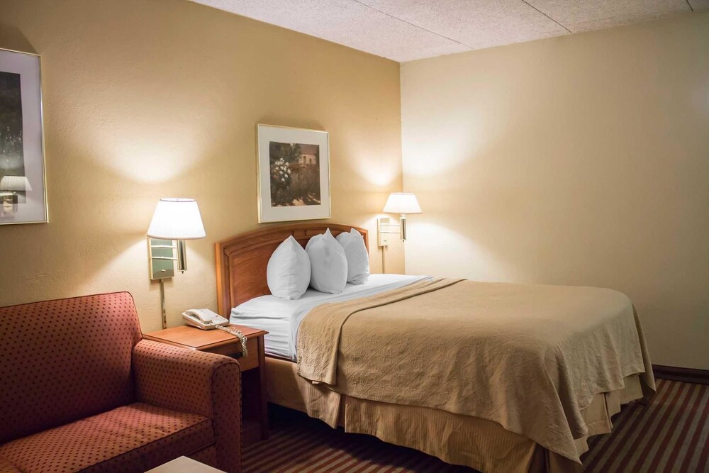 Econo Lodge Wickliffe Cleveland East - photo 20