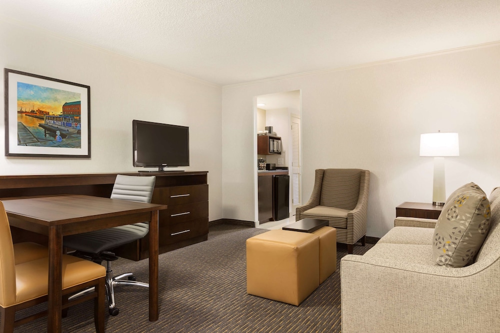 Embassy Suites by Hilton Baltimore at BWI Airport - photo 19