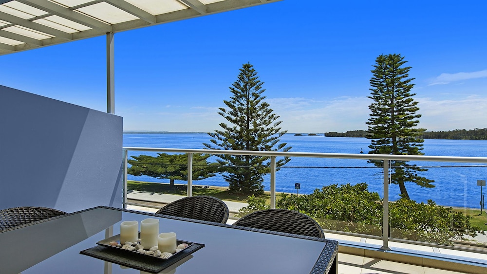 Lakeside Waterfront Apartment The Entrance — 5-Star Luxury Hotel in The Entrance, Australia