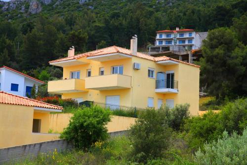 Apartment in Theologos — 4-Star Luxury Hotel in Malesina, Greece