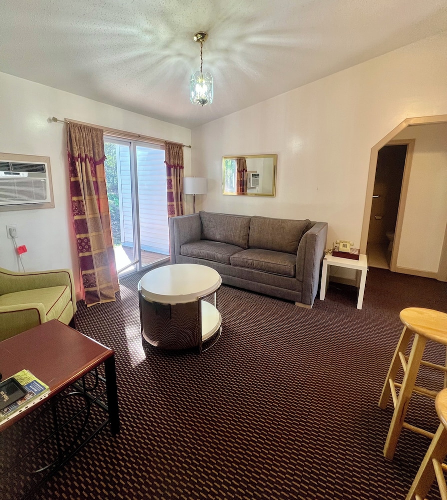 Saco River Motor Lodge & Suites - photo 4