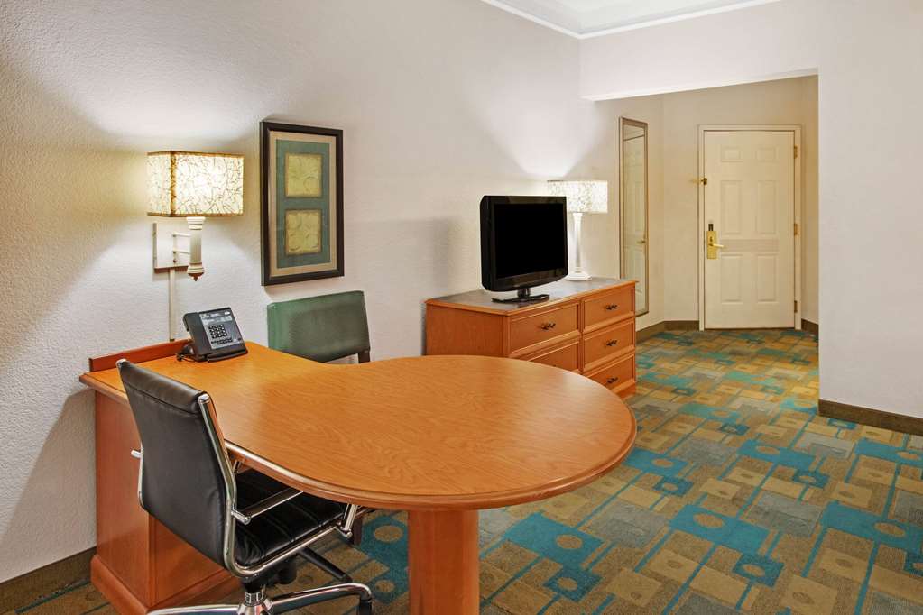 La Quinta Inn & Suites by Wyndham Albuquerque West - photo 17