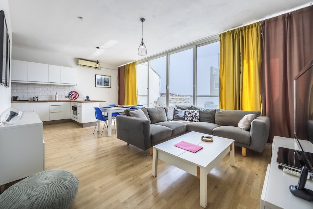 Cosy 2BR Sunlit Penthouse with Large Front Terrace Close to St Julian's Sliema & Valletta — 4-Star Luxury Hotel in Imsida, Malta