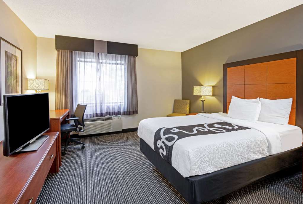 La Quinta Inn & Suites by Wyndham Harrisburg Airport Hershey - photo 9