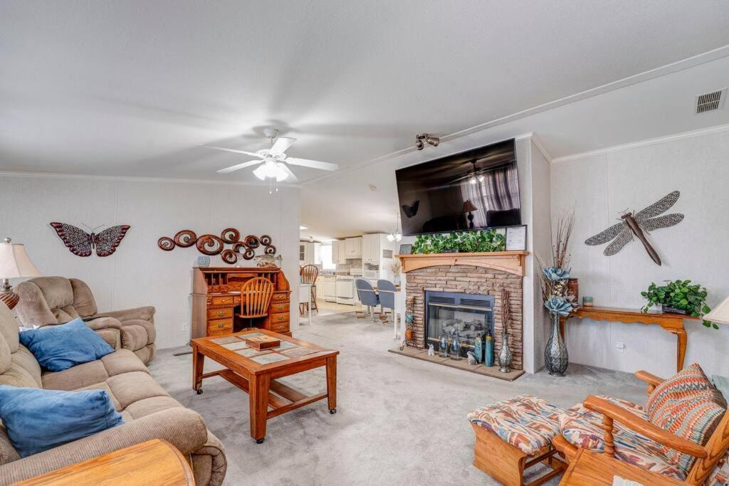 3 bed 2 bath with office room with futon bed on Weiss Lake with community ramp & dock — hotel in Centre