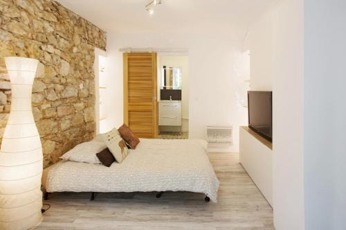 Murs en pierre Terrasse privee Parking in Toulon, France