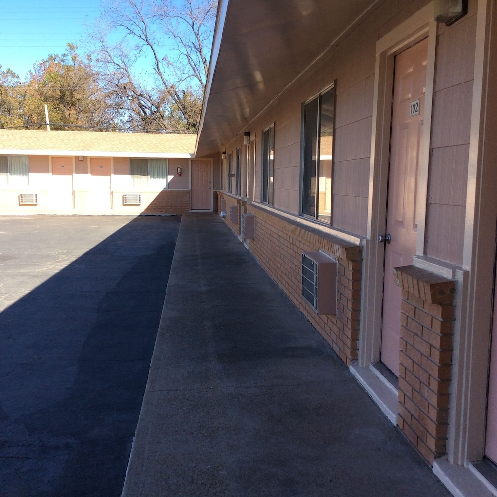 Regency Inn Comanche - photo 31