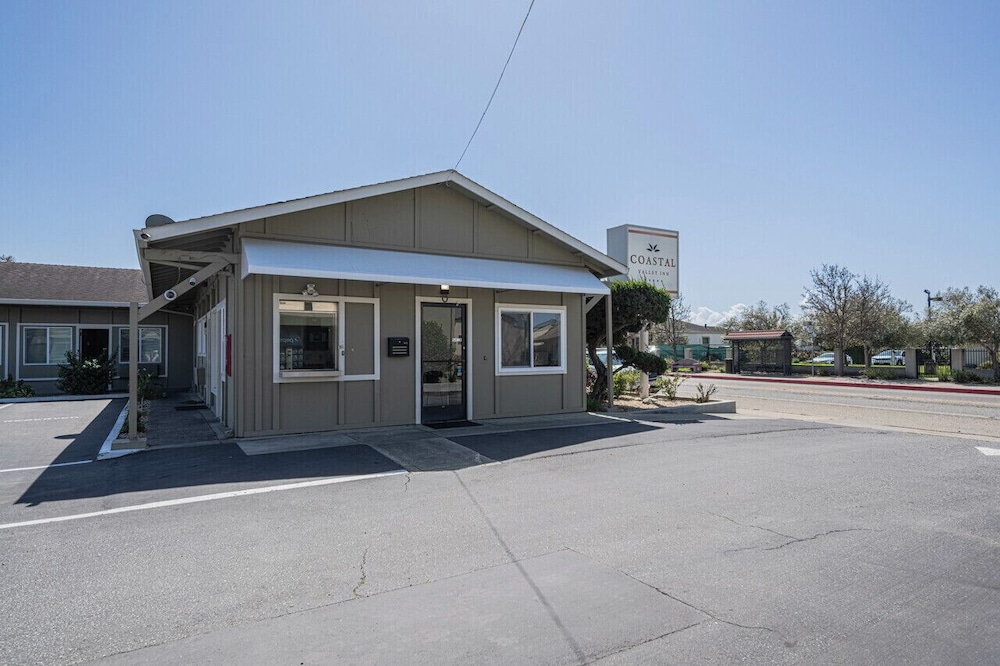 Coastal Valley Inn - photo 29