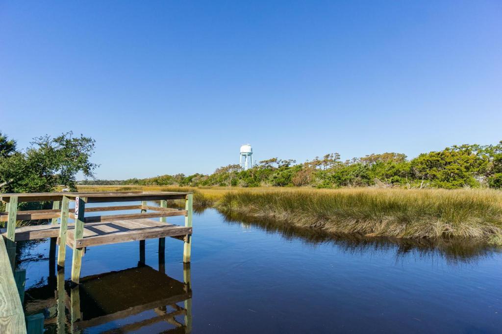 See Otter by Oak Island Accommodations - photo 8