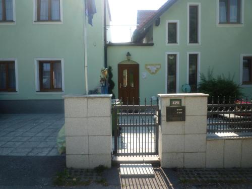 Gartenpension Prosl — 4-Star Luxury Hotel in Vienna, Austria