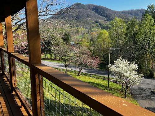 Moonshine Meadows - carbon neutral hotel in Sevierville