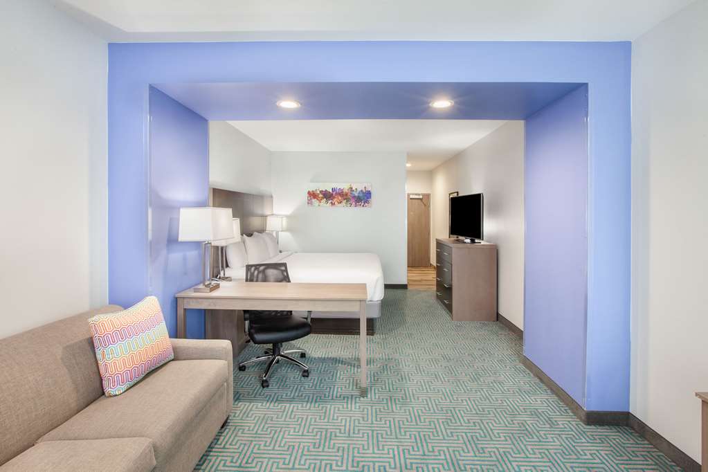 La Quinta Inn & Suites by Wyndham Dallas Duncanville - photo 13