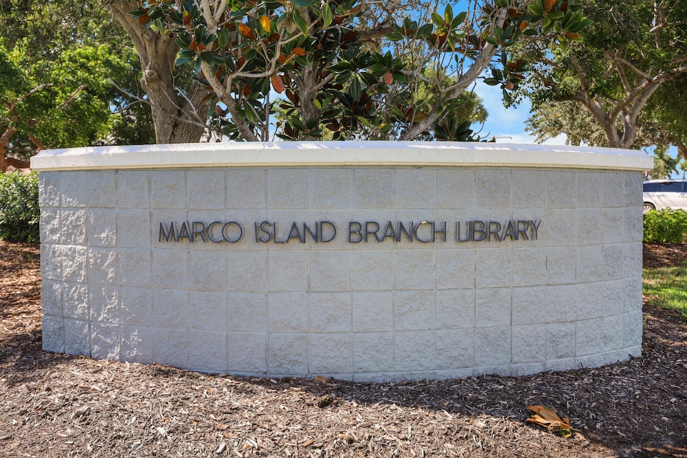 Island style condo with pool spa and steps to beach — 4-Star Luxury Hotel in Marco Island, United States