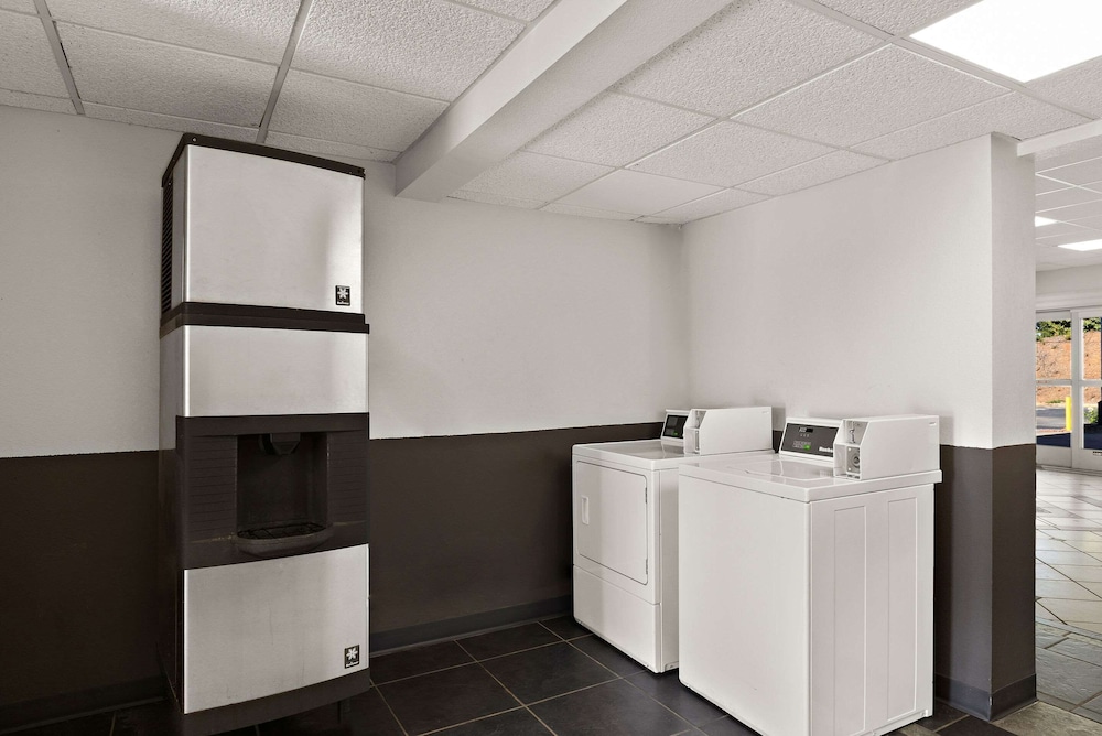 Econo Lodge Commerce - photo 44