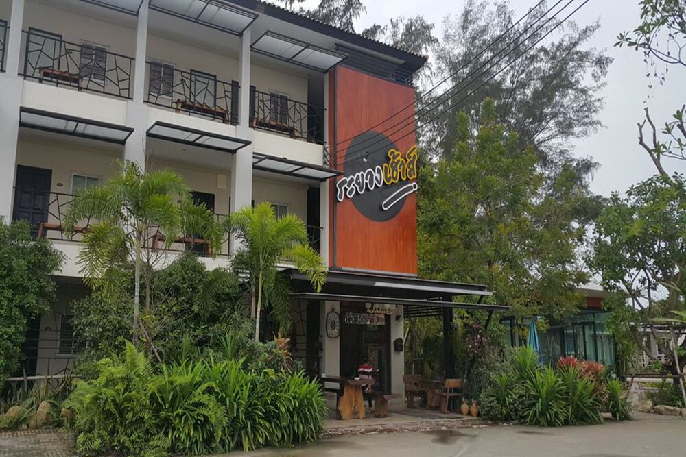 Rayonghouse Resort - carbon neutral hotel in Rayong