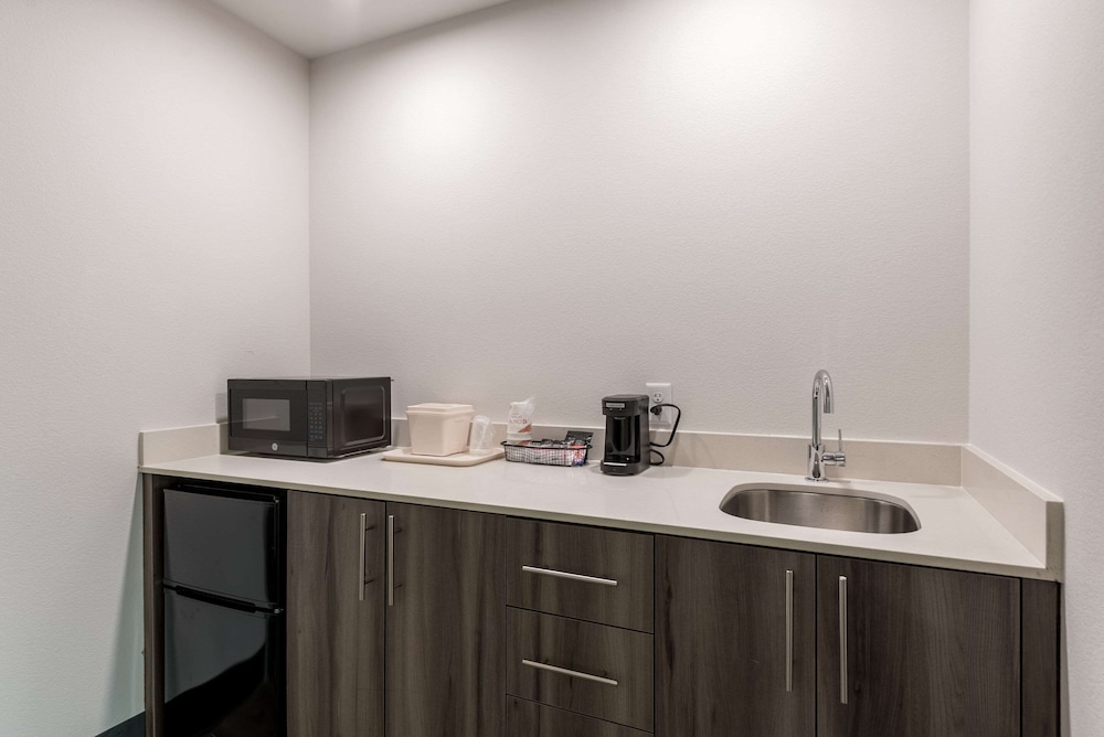 Comfort Suites Colorado Springs East Medical Center Area - photo 36
