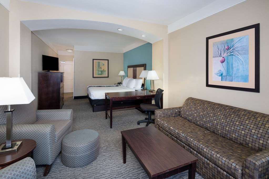 La Quinta Inn & Suites by Wyndham Savannah Airport Pooler - photo 10