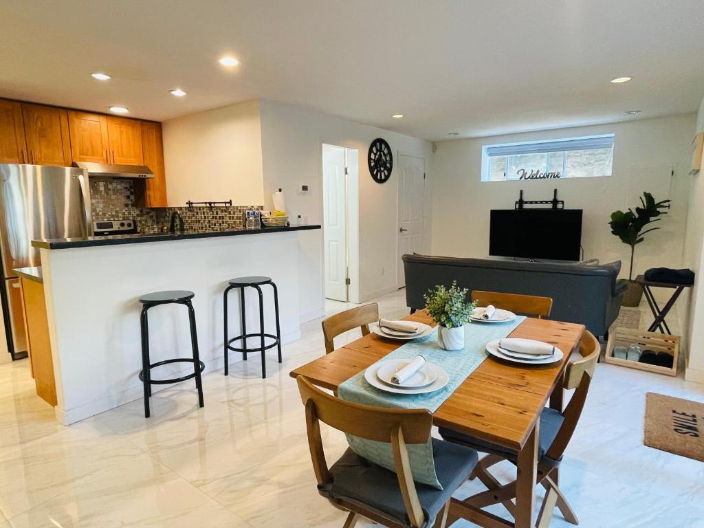 Adorable 2 Bedroom Basement in Vancouver — 4-Star Luxury Hotel in Vancouver, Canada
