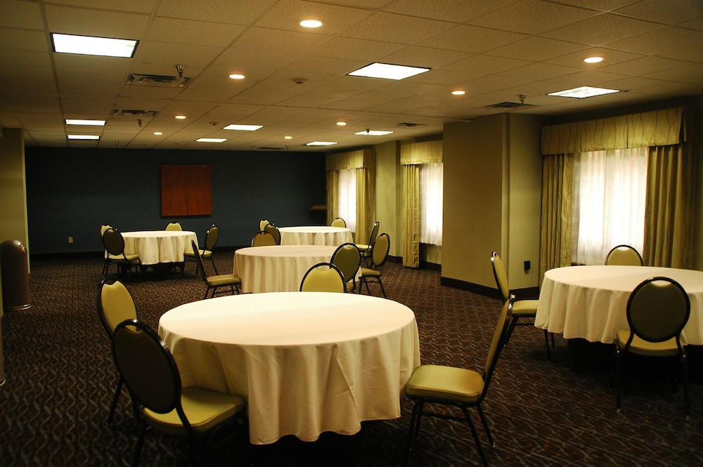 Holiday Inn Express Hotel & Suites Birmingham Irondale by IHG - photo 59