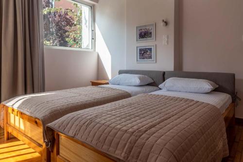 Sunny Escape:Stylish and Roomy Apt in Beach Haven — 4-Star Luxury Hotel in Nea Makri, Greece