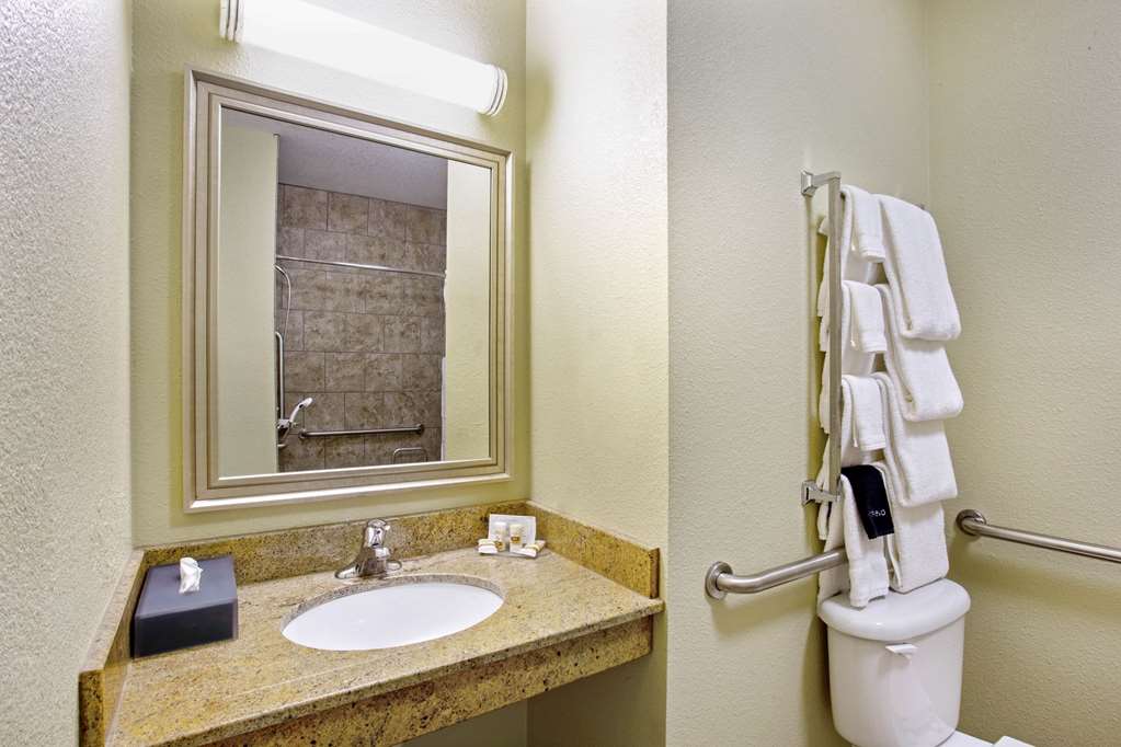 La Quinta Inn & Suites by Wyndham Bismarck - photo 27