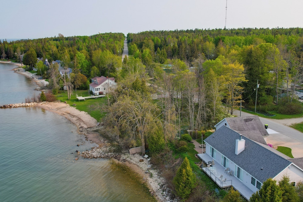 Lakefront De Tour Village Home with Deck and Fire Pit — 4-Star Luxury Hotel in Accomac, United States