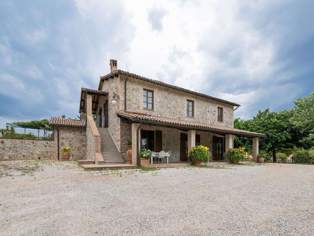 Belvilla by OYO Villa Mulinaccino — 4-Star Luxury Hotel in Fabro, Italy