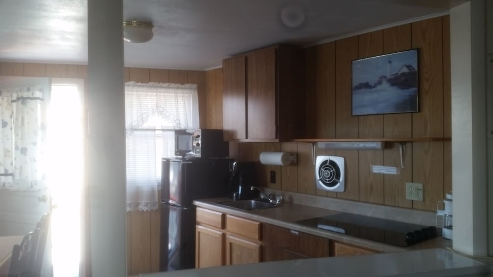 Hills Motor Court & Marina - photo 11