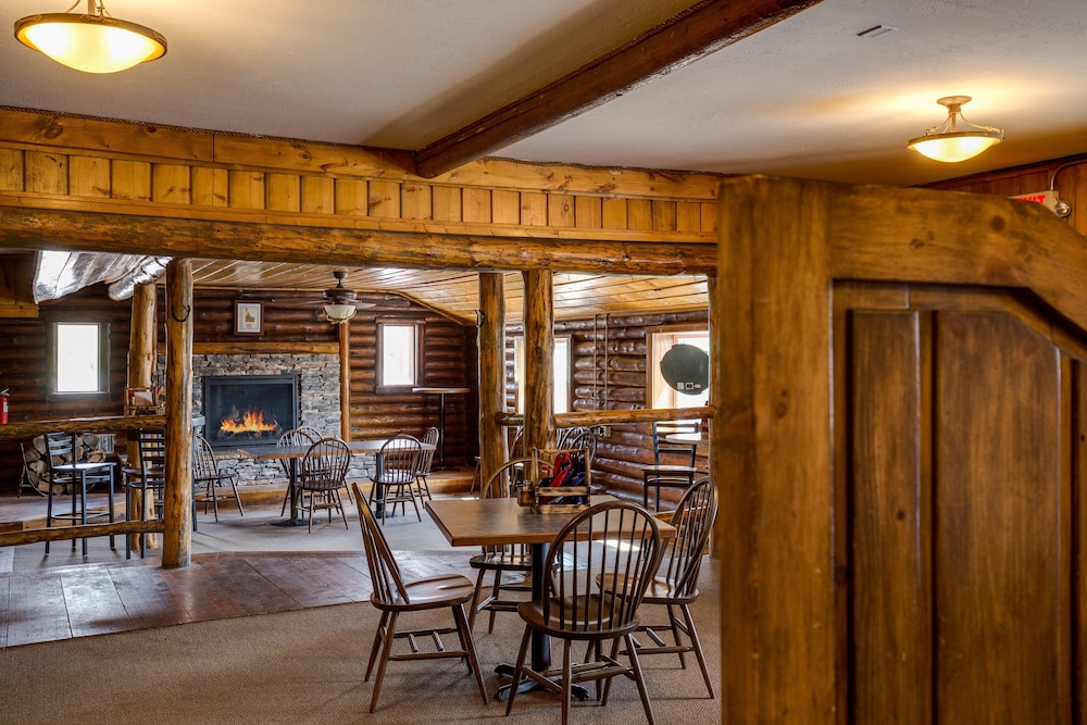 Snake River Roadhouse by KABINO Air Conditioning WiFi Bar Below Pool Table Shuffleboard Yummy Food - photo 12