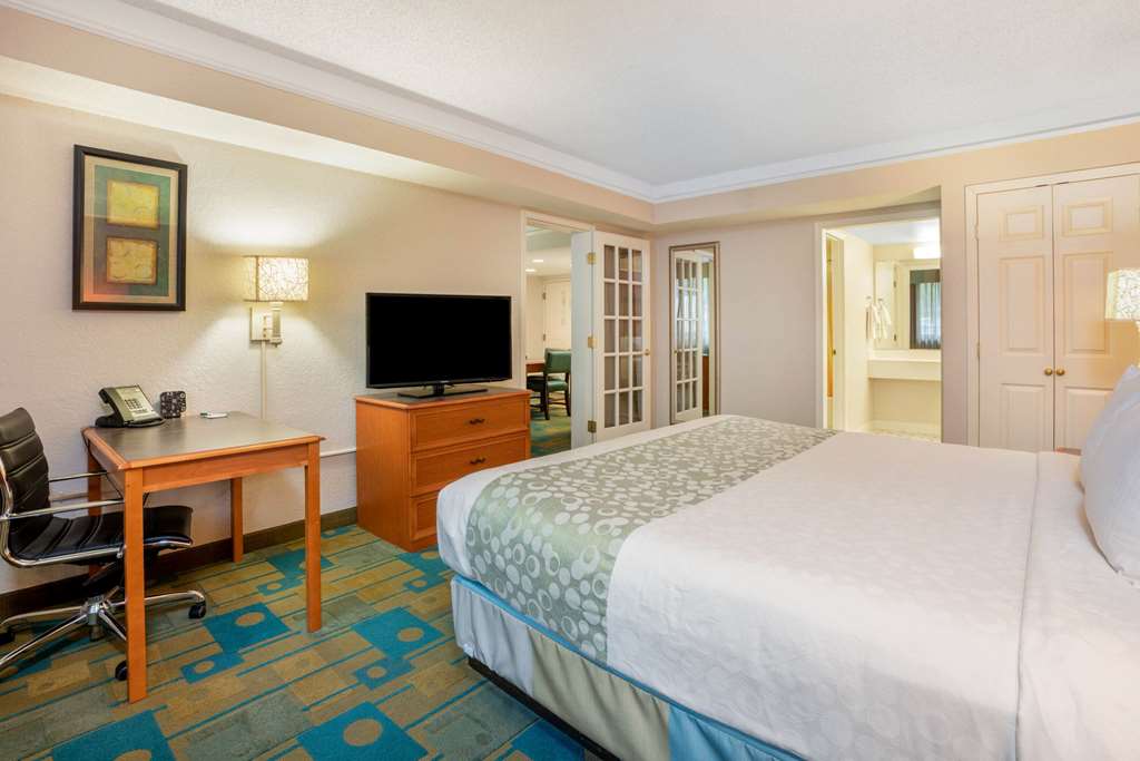 La Quinta Inn & Suites by Wyndham Seattle Sea Tac Airport - photo 23
