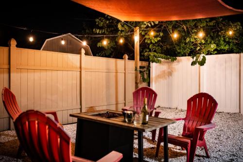 Free Paddleboards King Bed 5min Walk to Beach — 4-Star Luxury Hotel in Indian Rocks Beach, United States
