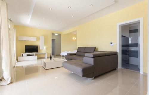 4 Bedroom Cozy Home In Vodnjan — Vodnjan — photo 3