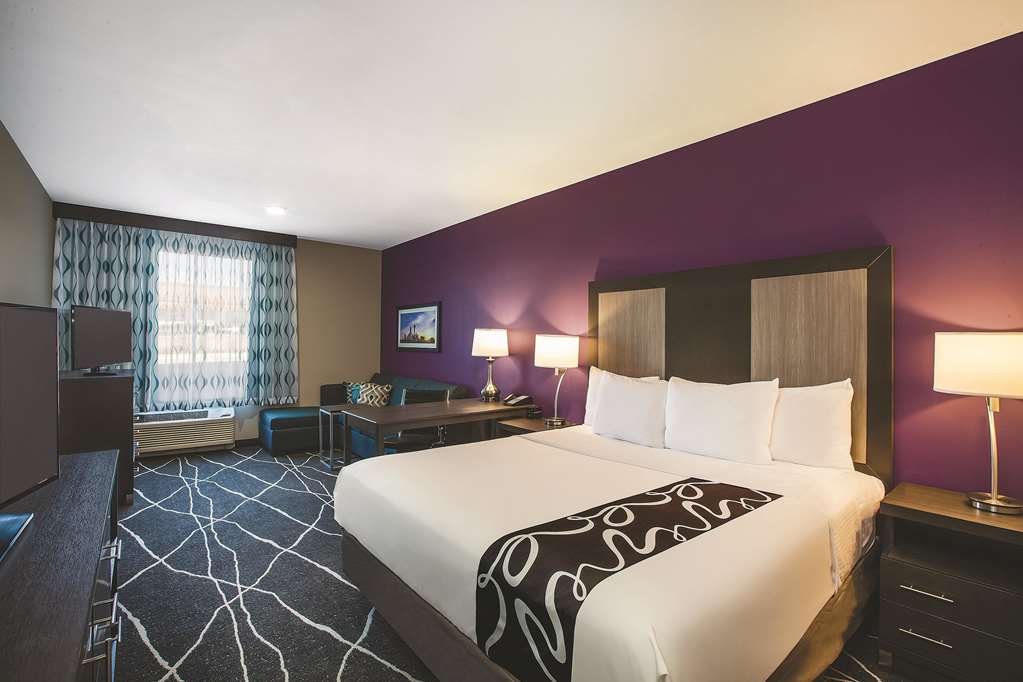 La Quinta Inn & Suites by Wyndham Dallas Northeast Arboretum - photo 18