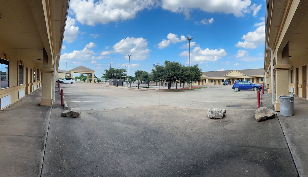 Whitesboro Inn & Suites - photo 19