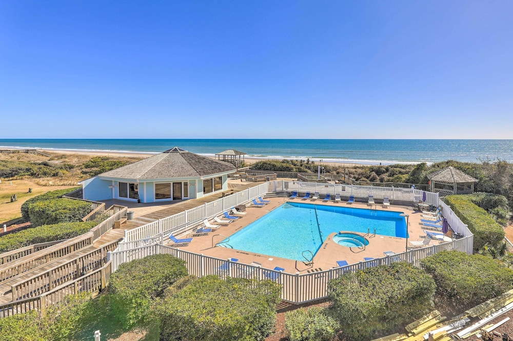 Coastal Condo with Indoor And Outdoor Pool Access — 4-Star Luxury Hotel in Emerald Isle, United States