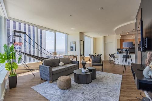 Elegant 28th Floor High Rise Gym Parking Pool Golf — 4-Star Luxury Hotel in Phoenix, United States