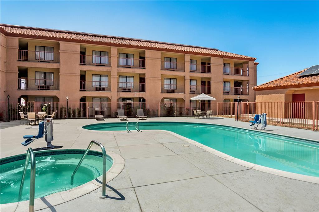 Days Inn by Wyndham Fontana Rialto - photo 18